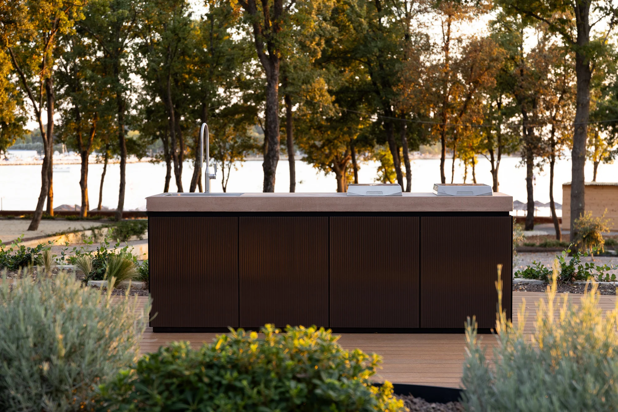 SOUL outdoor kitchen with EvolutaGLASS fronts in an Istrian garden